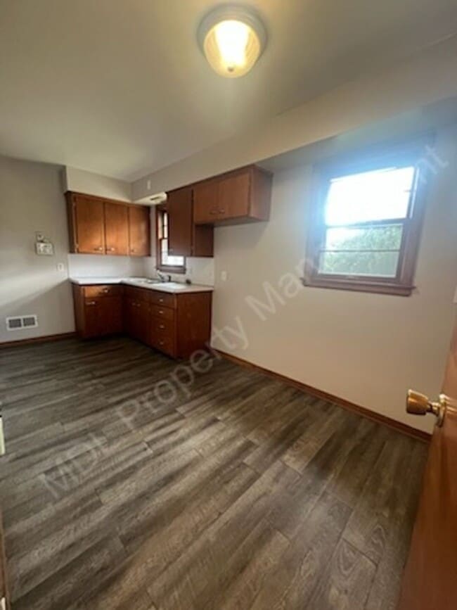 Building Photo - Come make this house your home!