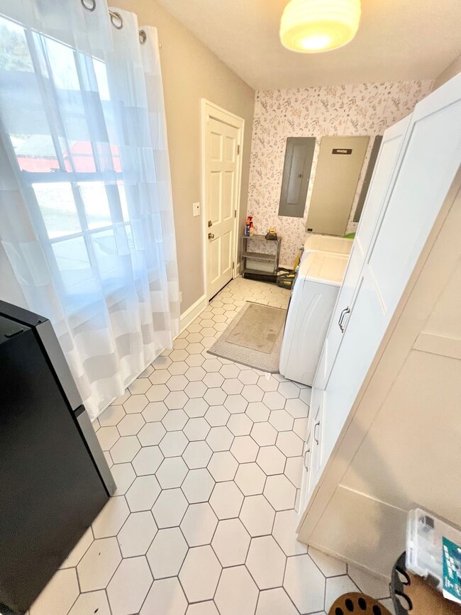 Building Photo - Beautifully renovated 4-bedroom, 2.5-bathr...