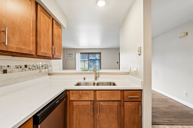 Building Photo - Renovated Private Entry 2 Bedroom Apartment Available!