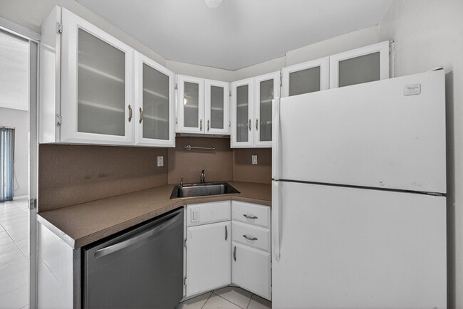 Building Photo - 1831 NE 38th St