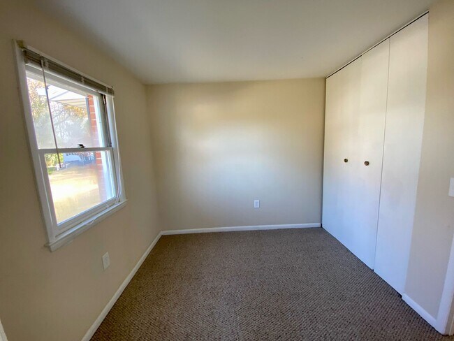 Building Photo - 908 Country Terrace