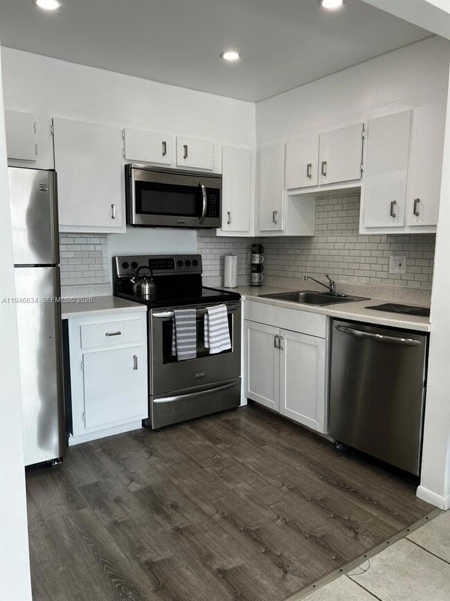 Building Photo - 4164 Inverrary Dr