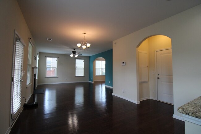 Building Photo - 870 Cormier Dr