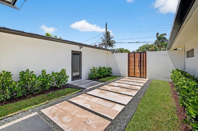 Building Photo - 2157 Coral Gardens Dr