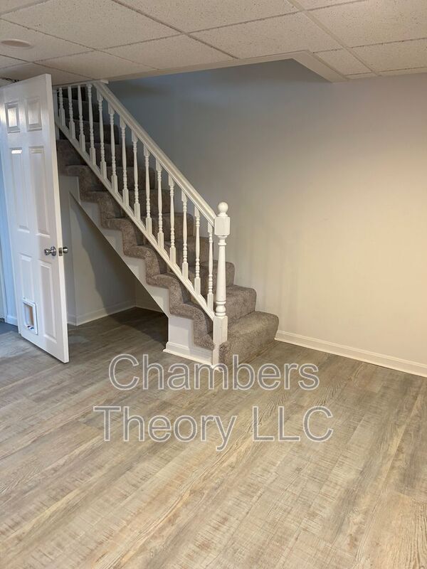 Building Photo - 509 E Luray Ave