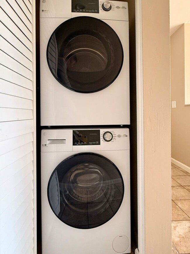 Building Photo - Large Downstairs 2br/2ba in Marina District!