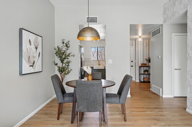 Building Photo - Sunny 2-Bed, 2-Bath Condo in Boulder’s Kin...