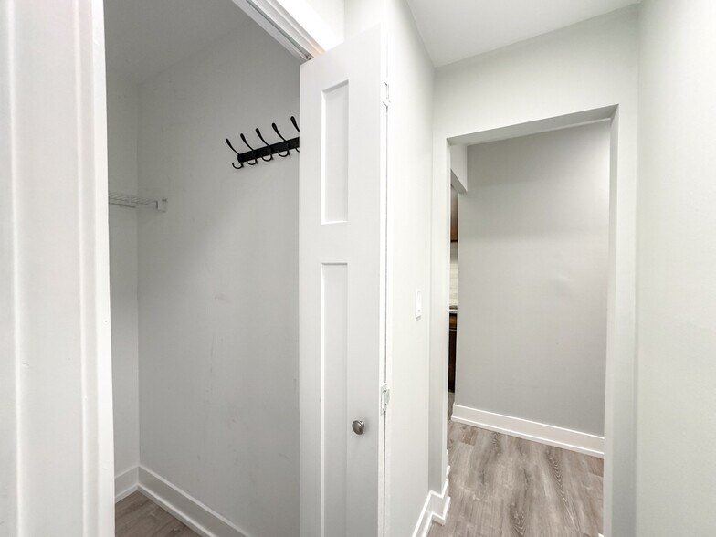 Building Photo - 536 W Barry Ave