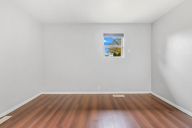 Building Photo - 2 Bedroom, 1 Bathroom Available!