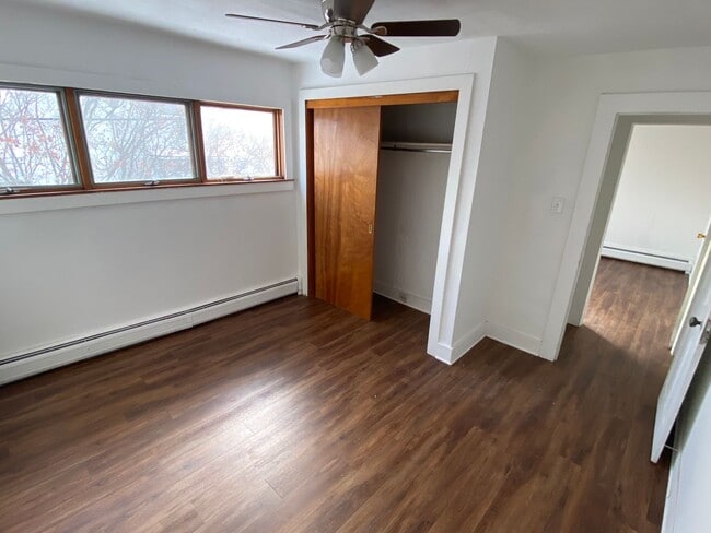 Building Photo - 3 Bedroom house available now!