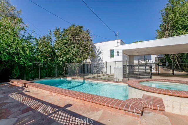 Building Photo - 528 Spencer St