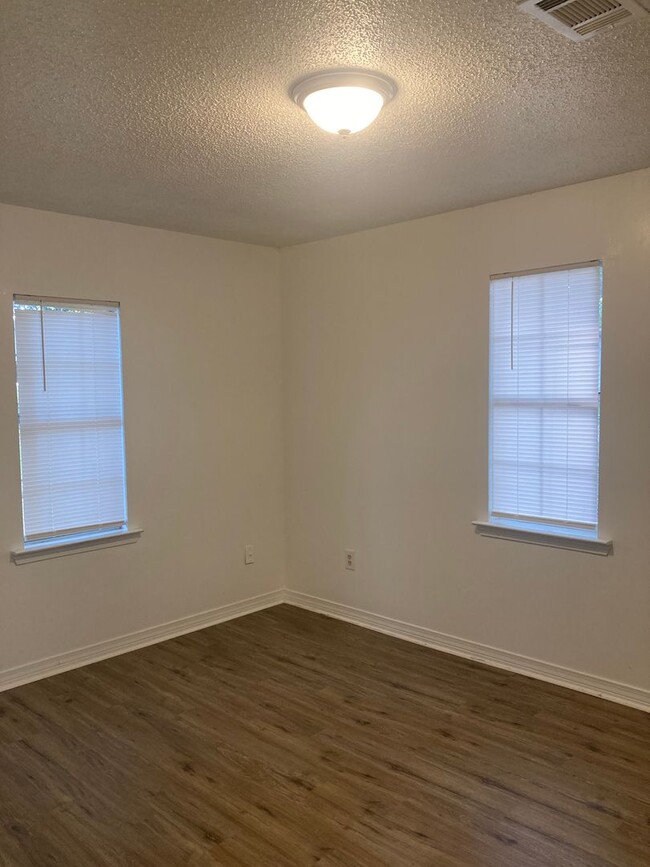 Building Photo - Woolmarket 3 Bedroom