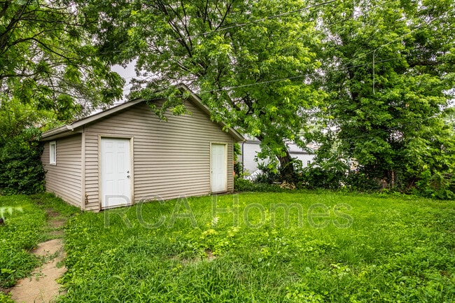 Building Photo - 1046 E Bradbury Ave