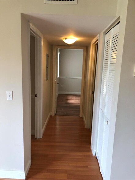 Building Photo - 1500 Crestwood Ct S
