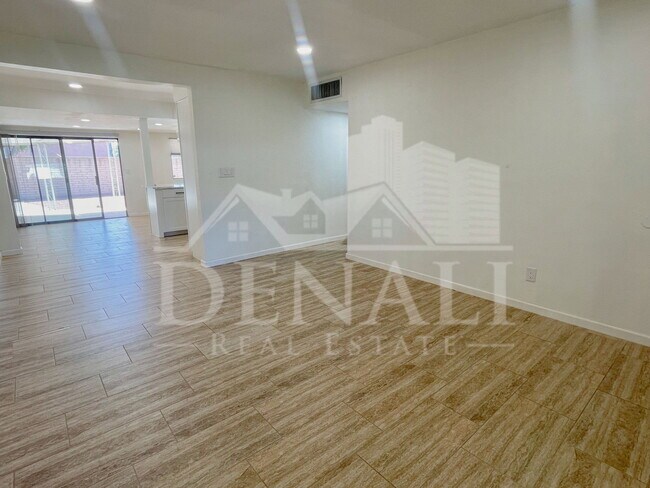 Building Photo - 2401 E Meadowbrook Ave