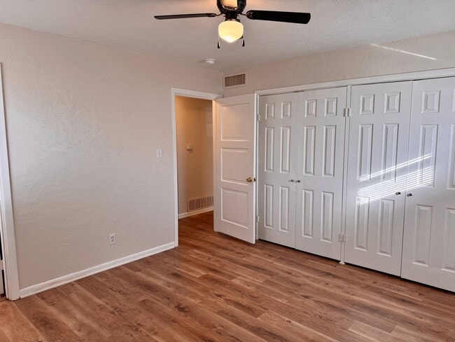 Building Photo - Adorable Mid Century Modern home on a corner lot!