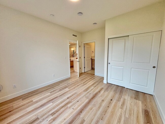 Building Photo - Gorgeous Ridgefield Home