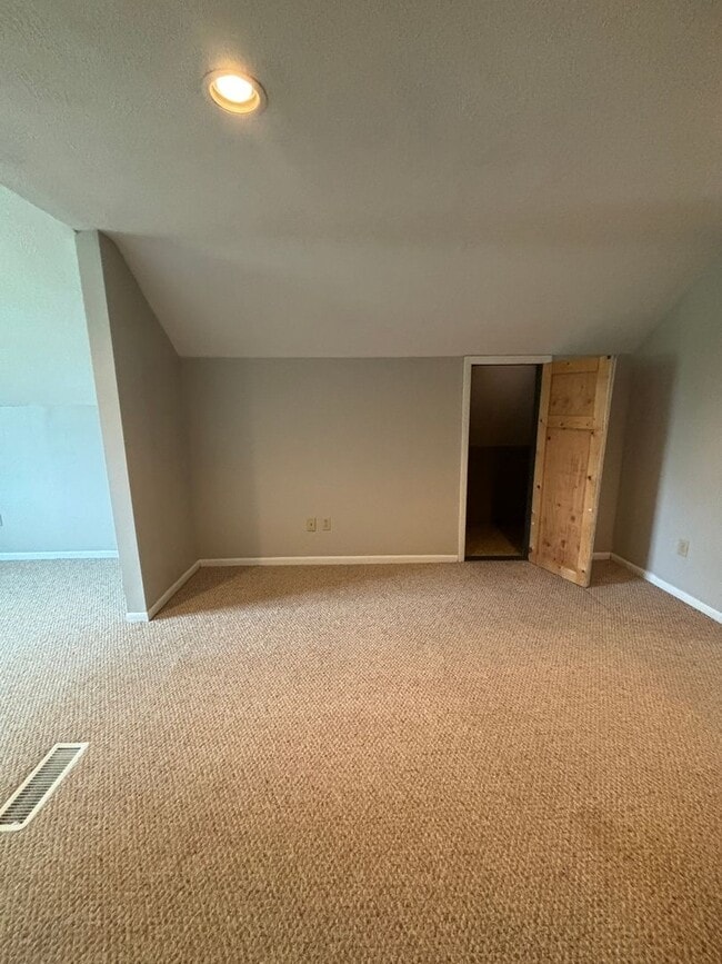 Building Photo - Spacious Home in Gaylord