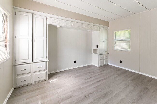 Building Photo - 112 Queenswood Dr