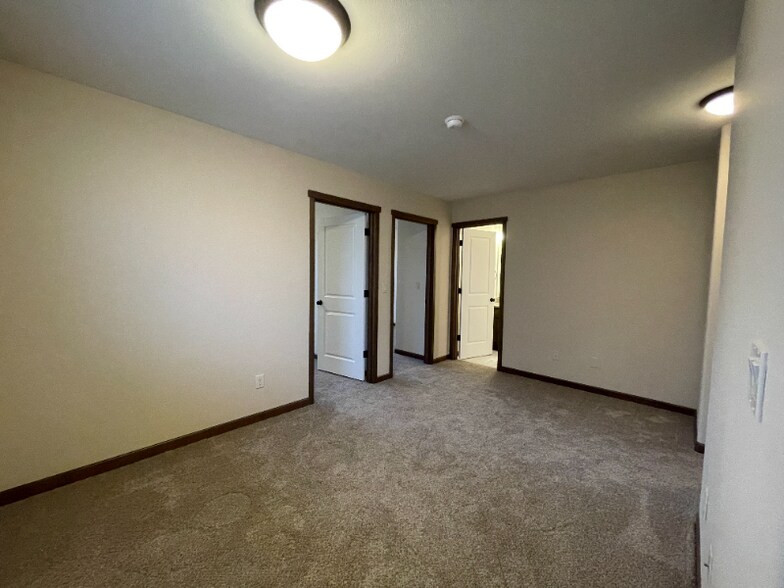 Building Photo - 1013 SW Juniper Gdns Ln