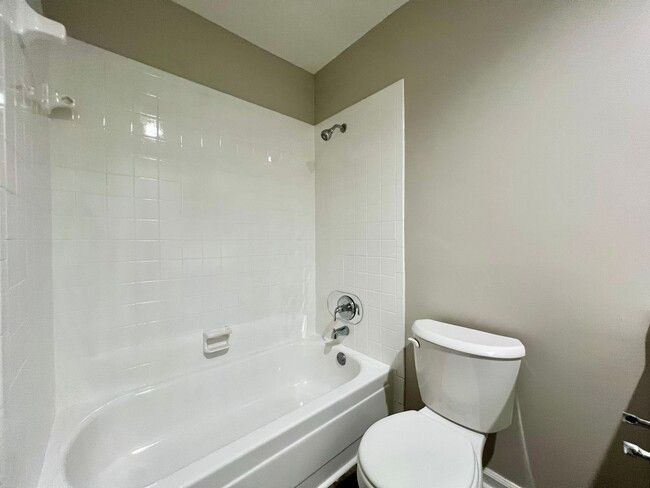 Building Photo - NEWLY REMODELED MOVE-IN READY (NO PETS PER...