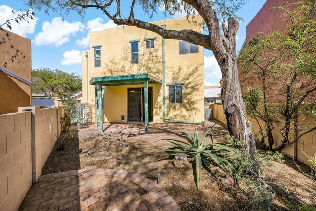 Building Photo - Paseo Estrella Gem at the base of Tucson icon A mountain! Minutes away from DownTown Tucson!