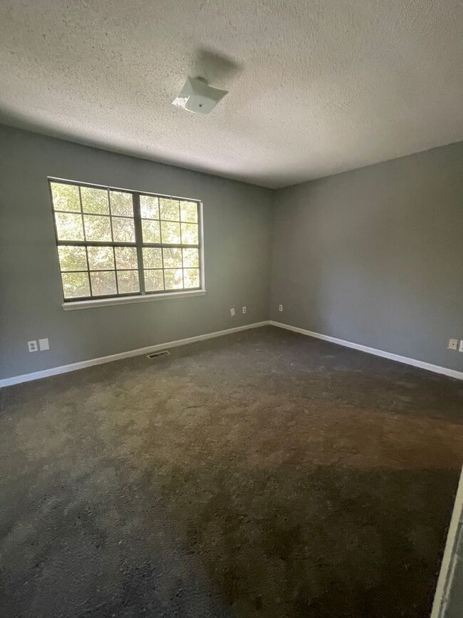 Building Photo - Spacious 2-Story End-Unit Townhome in Prim...