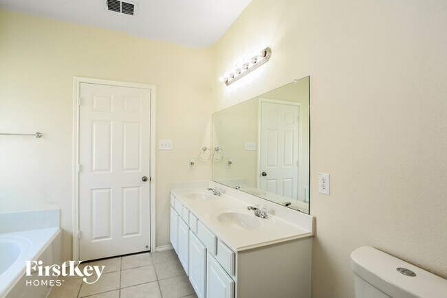 Building Photo - 2911 Thistlewood Dr
