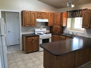 Building Photo - Beautiful home in Clinton with sport pad and playground