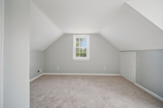 Building Photo - RARE FIND-4 BEDROOMS, 2 BATHROOMS, FENCED BACK YARD and GARAGE-PETS!!