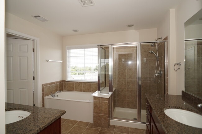 Building Photo - Wonderful 3 Bed  3.5 Bath Townhome in Vinings!