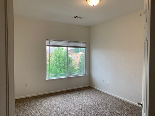 Building Photo - 2803 Kansas Dr