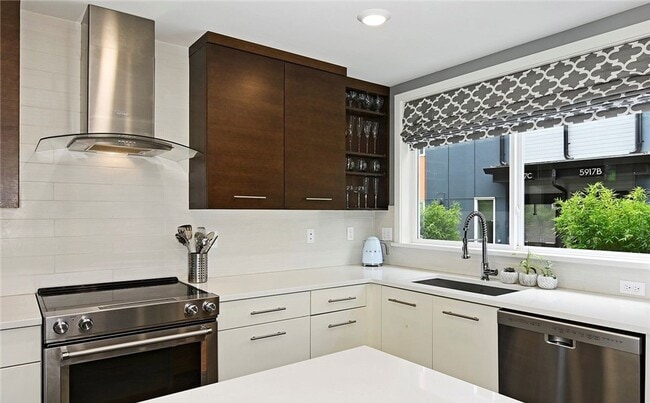 Building Photo - LUXURY WEST SEATTLE TOWNHOME FOR RENT; AVA...