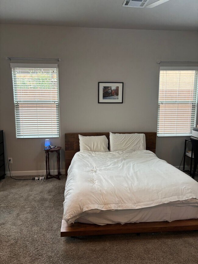 Building Photo - Charming 4 Bedroom 2.5 bath house in a Gat...