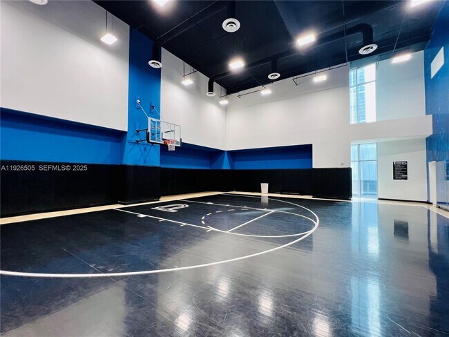 Building Photo - 851 NE 1st Ave