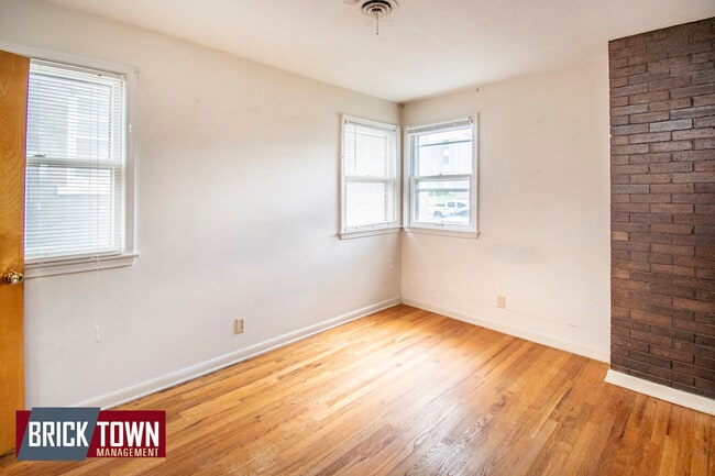 Building Photo - 115 S 38th Ave