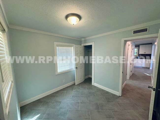 Building Photo - 2 bed, 1 bath on large lot with fenced in ...