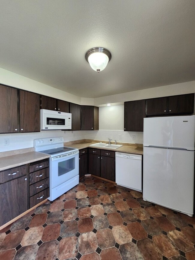 Building Photo - Spacious N. Richland Townhome- Includes Washer & Dryer!