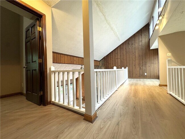 Building Photo - 1302 Colony Dr
