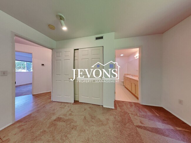 Building Photo - Condo with Swimming Pool and Private Enclosed 1-Car Garage in Klahanie Neighborhood