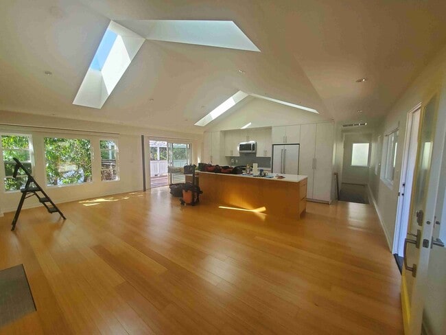 Building Photo - Prime Wallingford location 4 bed, 3 bath w...