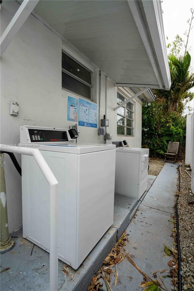 Building Photo - 7821 Carlyle Ave