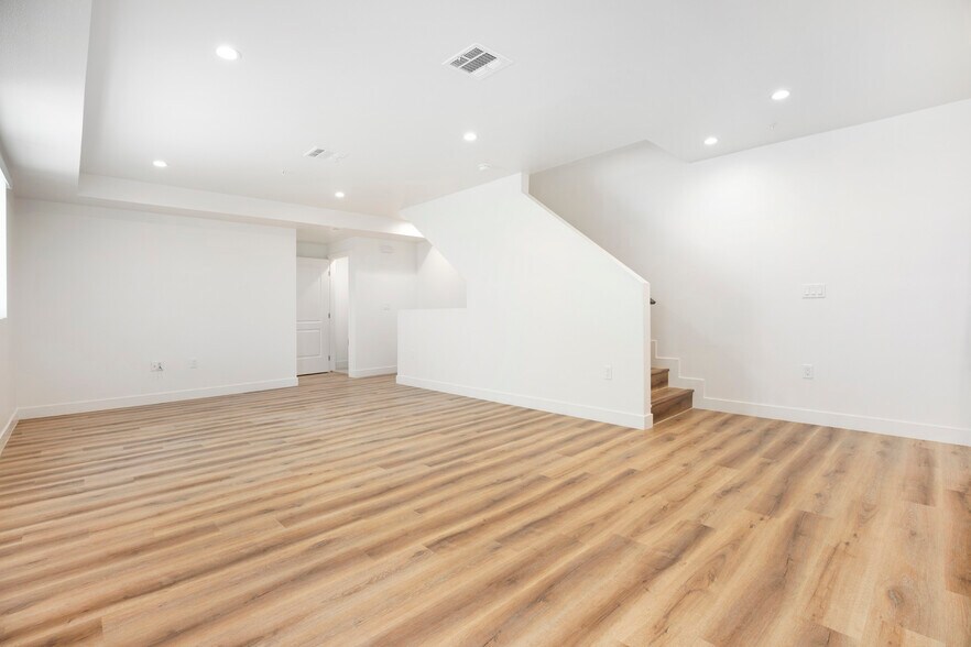 Building Photo - 5914 Tujunga Ave