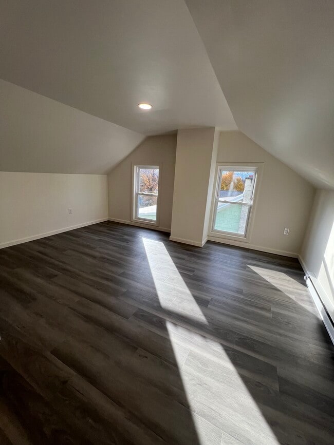 Building Photo - 423 Center St