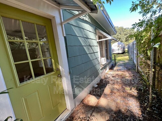 Building Photo - 503 Southdown Pl
