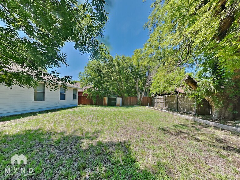 Building Photo - 327 W Little Creek Rd