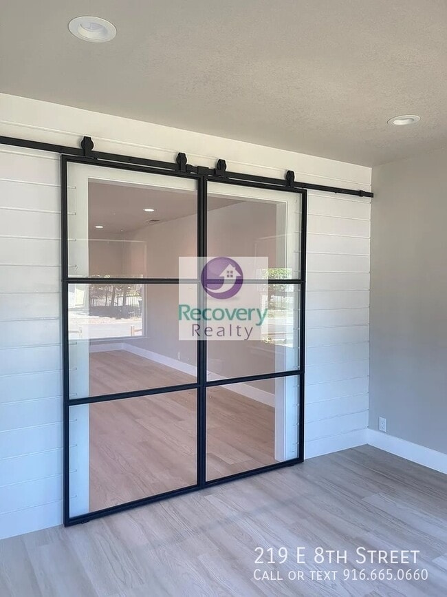 Building Photo - 219 E 8th St