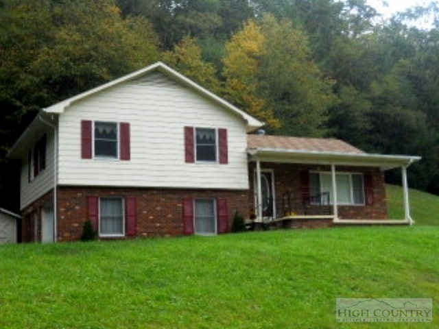 Primary Photo - 3/2.5 Spacious Split Level in Lansing