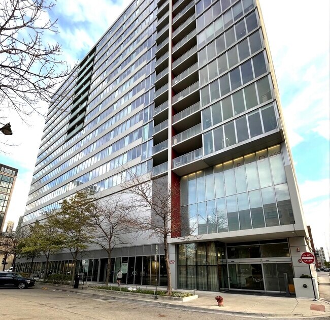 Building Photo - 659 W Randolph St