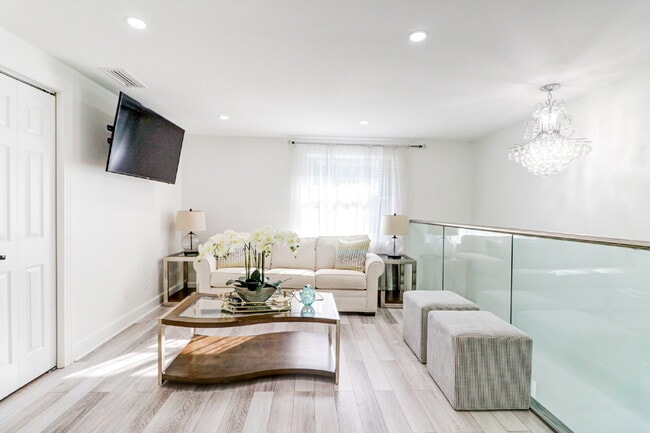 Building Photo - Fully Furnished 4-Bedroom Pool Home with Golf Course Views in Northdale